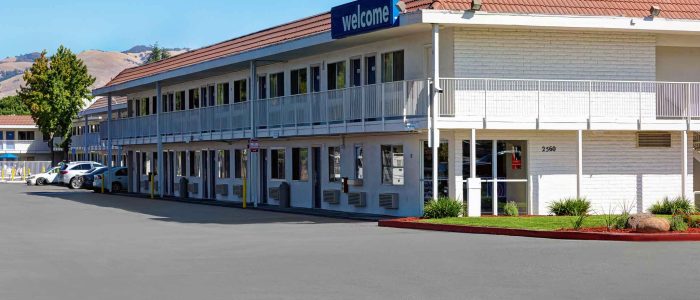 Motel 6 San José, CA – South: fachada exterior y habitaciones modernas