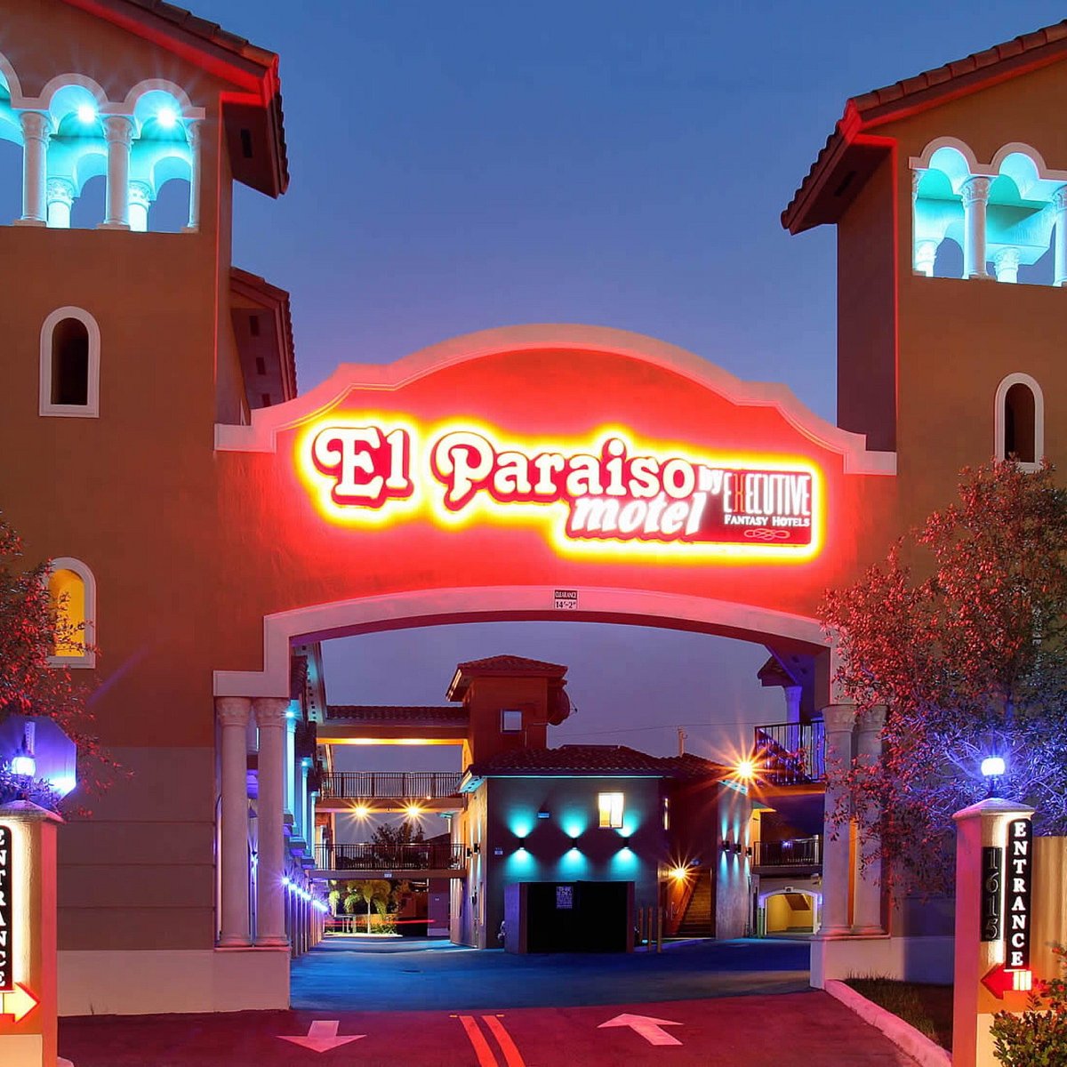 El Paraíso Motel – Fotografía interior nocturna, ambiente romántico y lujo en México