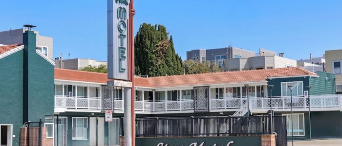 Star Motel: Alojamiento nocturno con luces de neón, estilo retro en la carretera