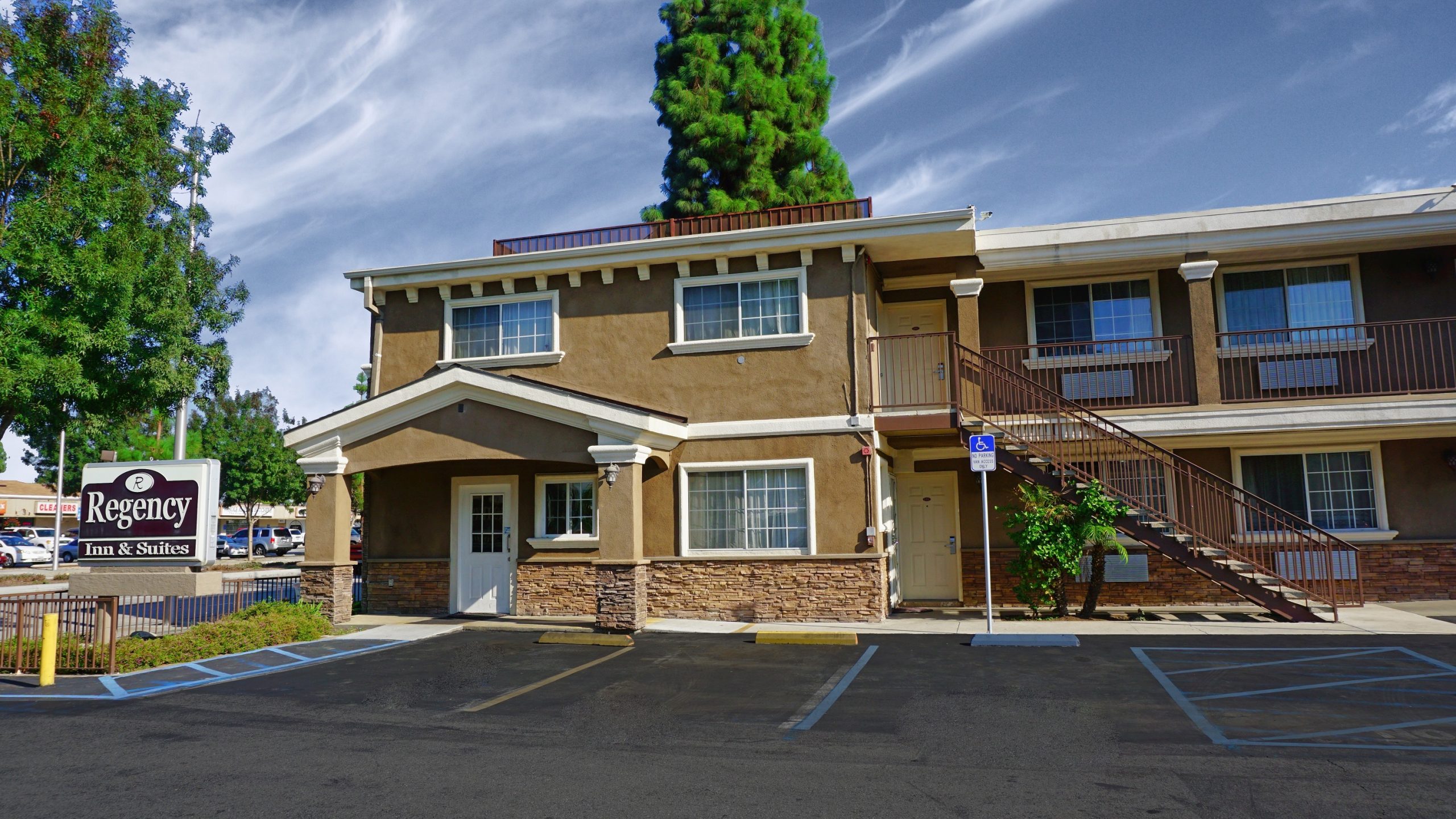 Regency Inn: Hotel de lujo con vistas panorámicas y servicio premium – Hospédate ahora