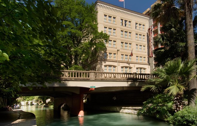 Drury Inn & Suites San Antonio Riverwalk: Hotel céntrico con vista al río y amenities de lujo