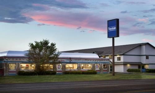 Travelodge by Wyndham Alpine: Hotel de Montaña con Vistas Espectaculares y Confort Premium