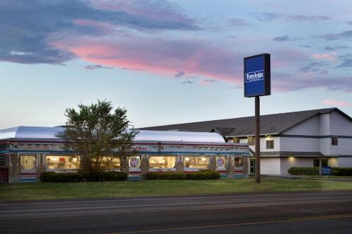 Travelodge by Wyndham Alpine: Hotel de Montaña con Vistas Espectaculares y Confort Premium
