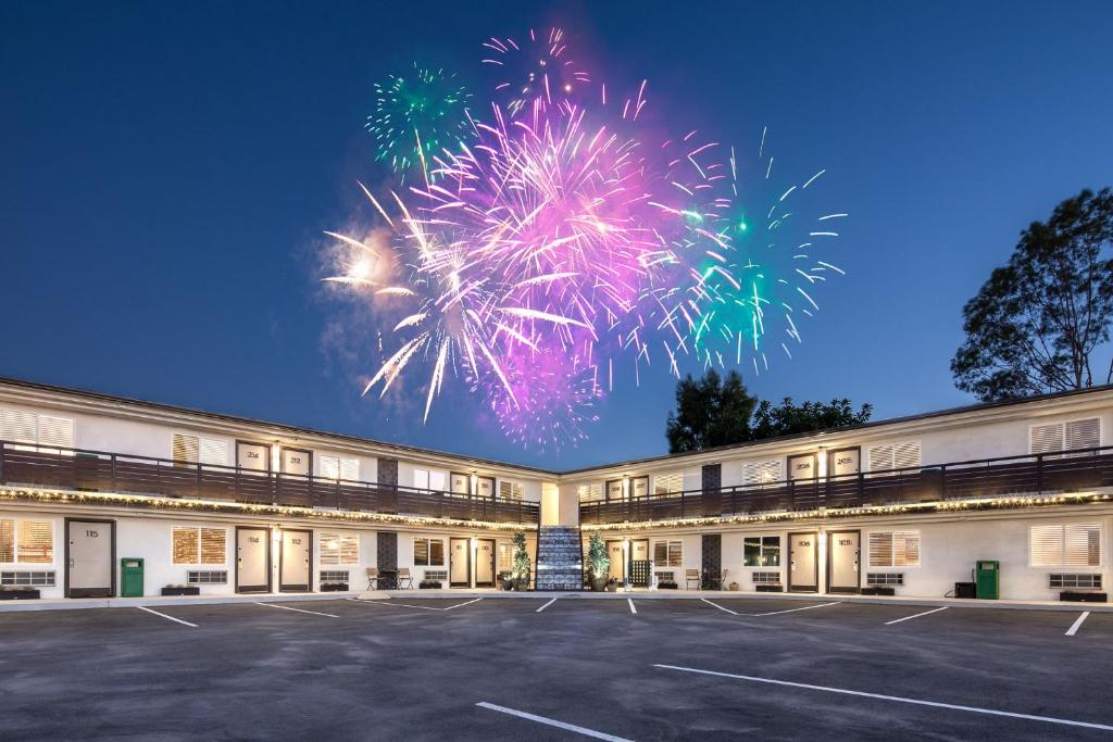 California Inn – Hotel de Lujo en California con Vistas al Pacífico y Servicios Premium