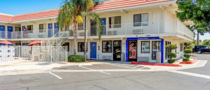 Motel 6 Bakersfield CA – Cerca del Centro de Convenciones | Alojamiento Económico