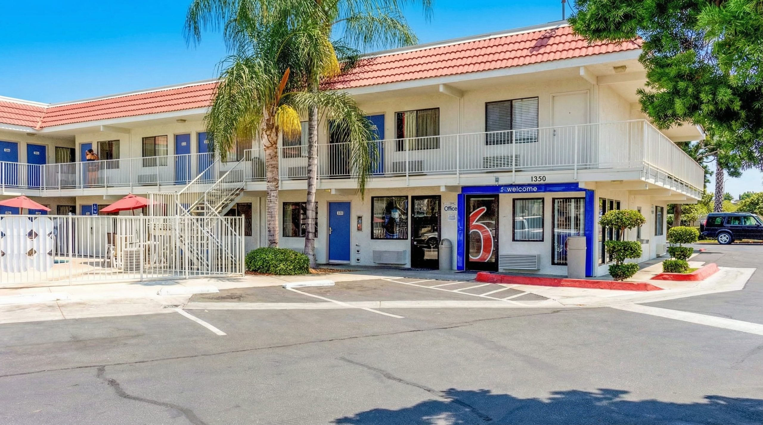 Motel 6 Bakersfield CA – Cerca del Centro de Convenciones | Alojamiento Económico