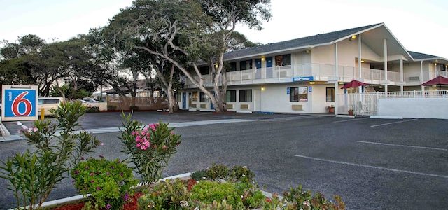 Motel 6 Monterey CA – Alojamiento económico cerca del océano, fácil acceso a atracciones