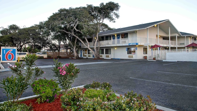 Motel 6 Monterey CA – Alojamiento económico cerca del océano, fácil acceso a atracciones