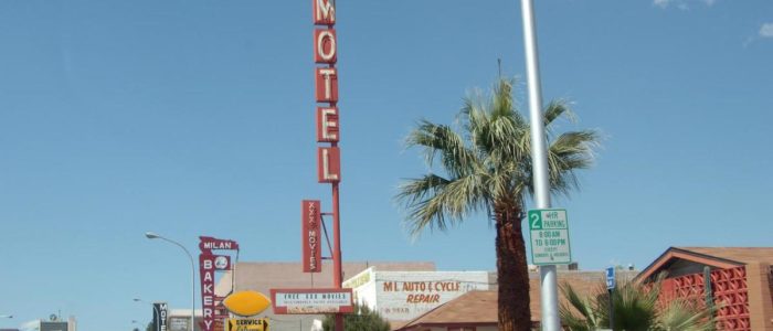 Desert Moon Motel: Encanto nocturno del desierto – Alojamiento único bajo la luna
