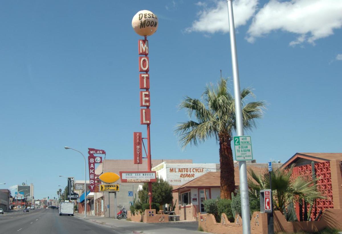 Desert Moon Motel: Encanto nocturno del desierto – Alojamiento único bajo la luna