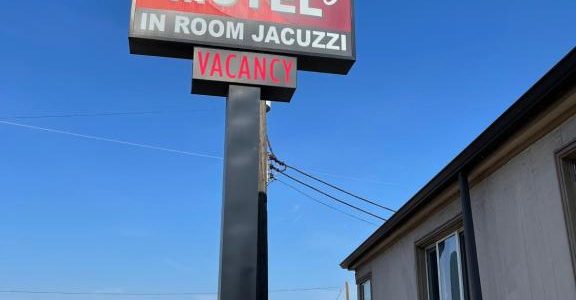Holiday Motel: Escapada de Ensueño con Piscina, Wi‑Fi Gratis y Vistas al Mar