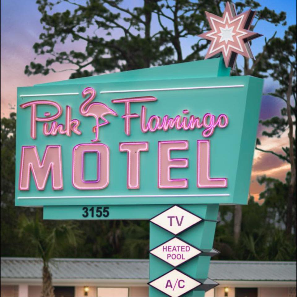 Flamingo Motel: Elegante Hotel Temático con Piscina y Vista al Mar – Reserva Ya