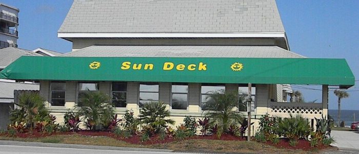 Sun Deck Motel: terraza con sol, vistas al mar y piscina para vacaciones