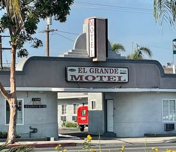 El Grande Motel: Foto del icónico motel de lujo con arquitectura retro y ambiente nocturno