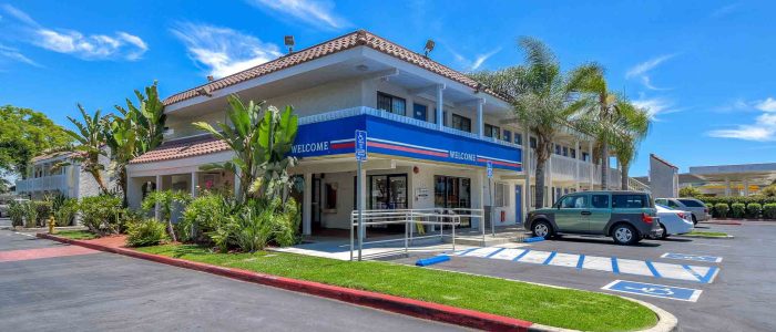 Motel 6 Pomona, CA – Cerca de Los Ángeles | Alojamiento económico y cómodo