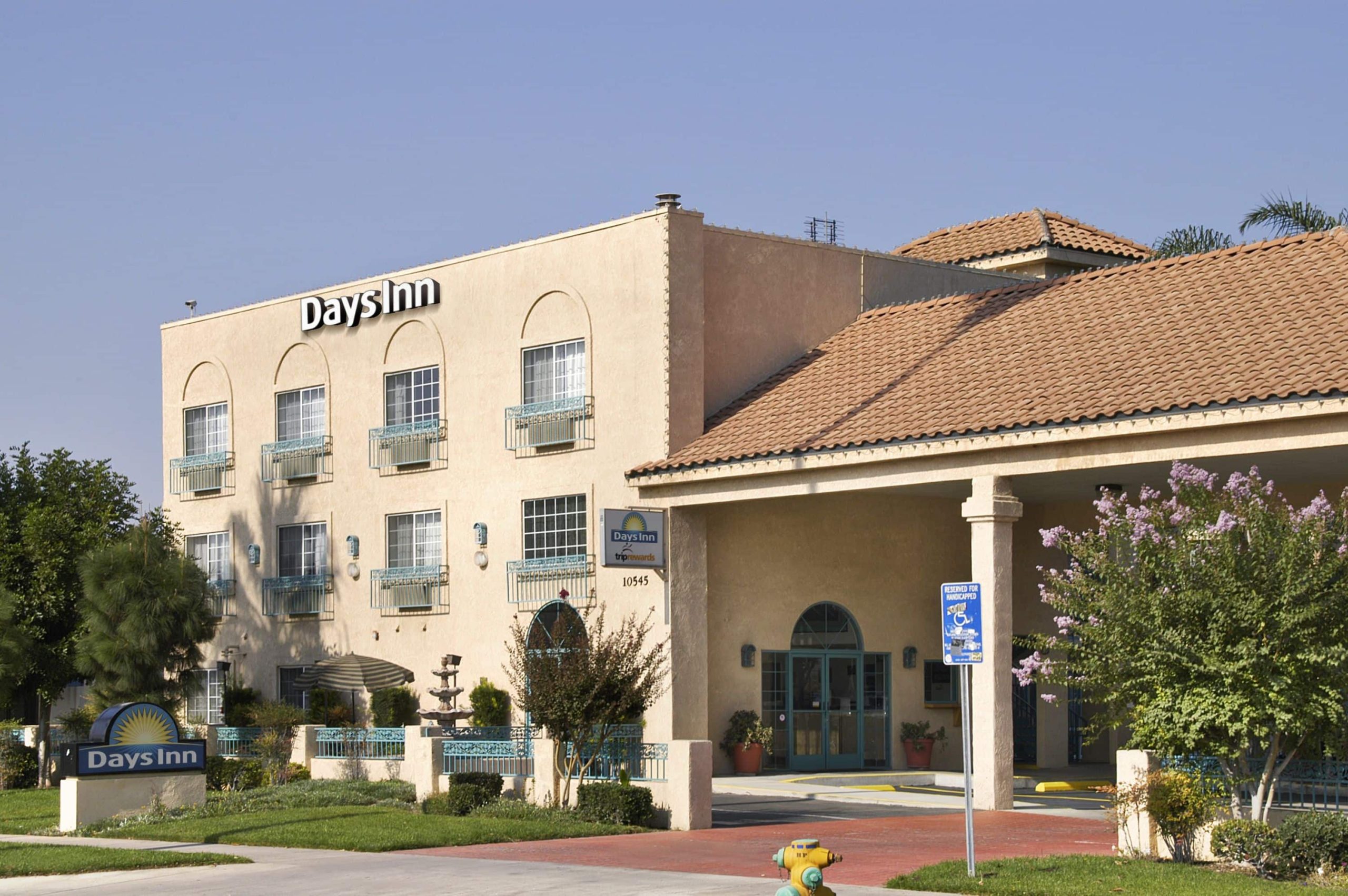 Hotel Days Inn by Wyndham Riverside cerca del Tyler Mall – Comfort y conveniencia