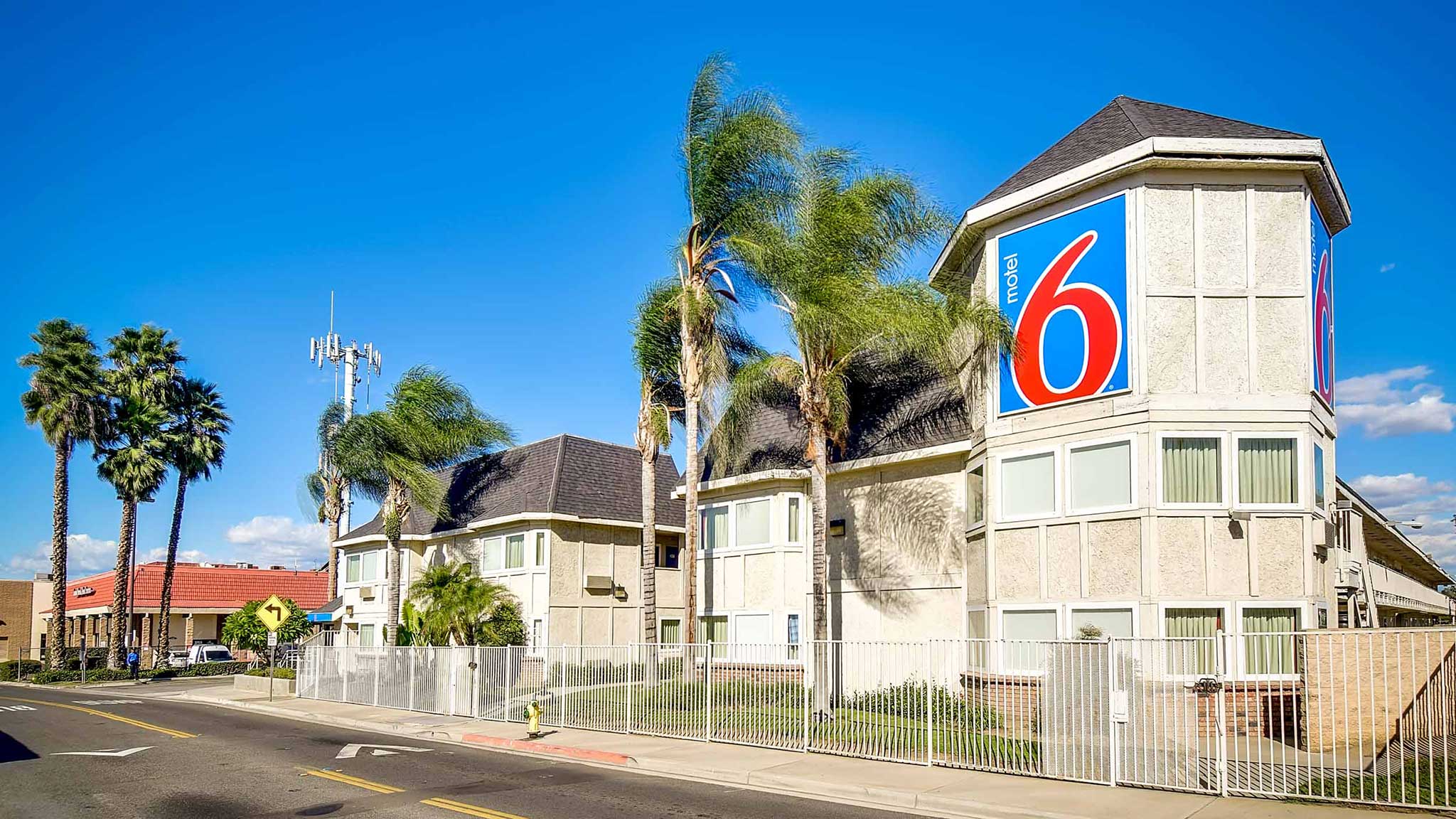 Motel 6 Riverside CA – South: Alojamiento económico cerca del centro y atracciones