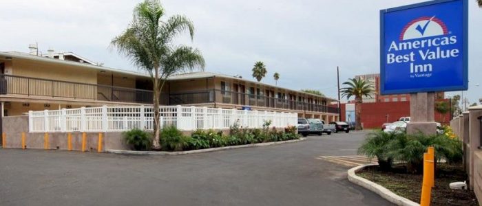 Raincross Hotel Riverside: Elegancia frente al río, vistas panorámicas y servicio de lujo