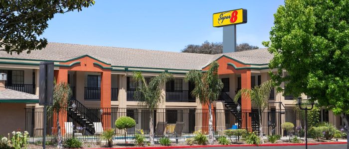 Super 8 Wyndham Salinas – Hotel Económico con Wi‑Fi Gratis, Piscina y Cerca del Centro