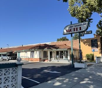 The Alameda Motel – Fachada histórica y estilo retro en el corazón de la ciudad