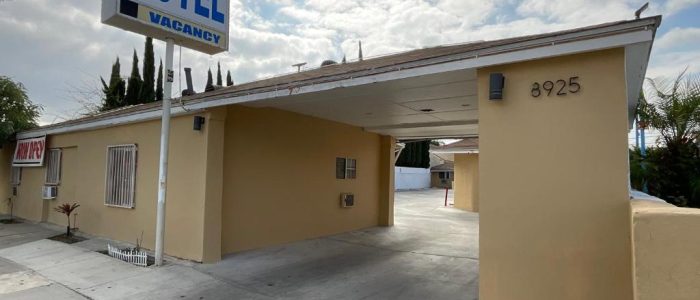 State Motel: fachada moderna y elegante de motel de carretera, arquitectura contemporánea