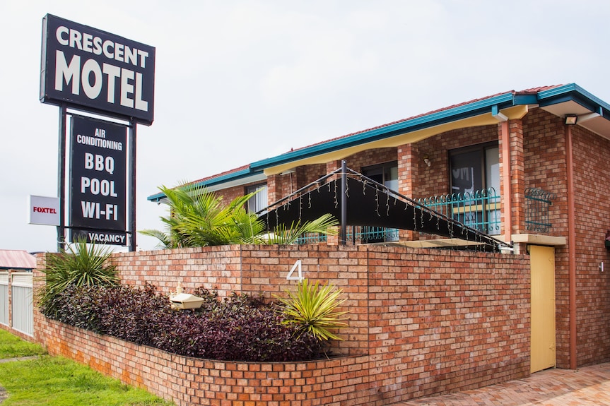 Crescent Motel: Elegante alojamiento nocturno con estilo retro y servicios de calidad