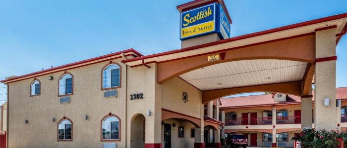 Escócia en Texas: Scottish Inns & Suites cerca del Aeropuerto IAH - Alojamiento de lujo