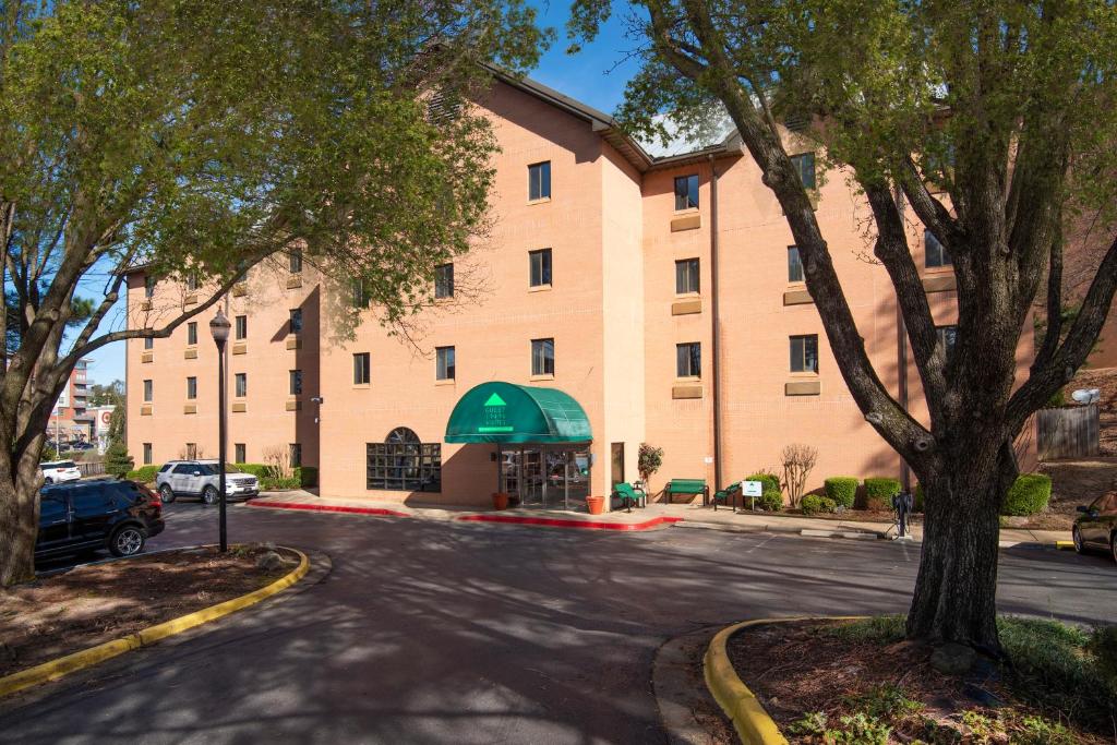 Guest Inn & Suites: Hotel de lujo con suites modernas y servicio impecable – Reserva tu estancia ahora