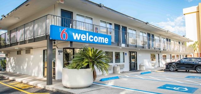 Motel 6 Kissimmee FL – Cerca de Orlando | Habitaciones baratas y cómodas