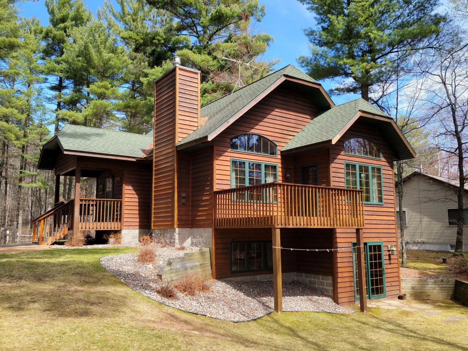 Whispering Pines Lodge: Cabaña de lujo entre pinos, refugio natural para escapadas inolvidables