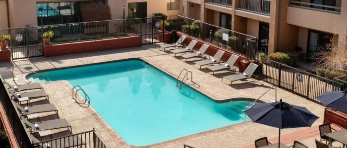 Courtyard by Marriott Bakersfield – Hotel moderno con piscina y habitaciones cómodas en el corazón de Bakersfield