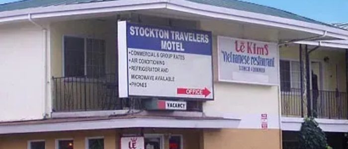 Imagen del histórico Stockton Travelers Motel, arquitectura vintage y encanto retro en California
