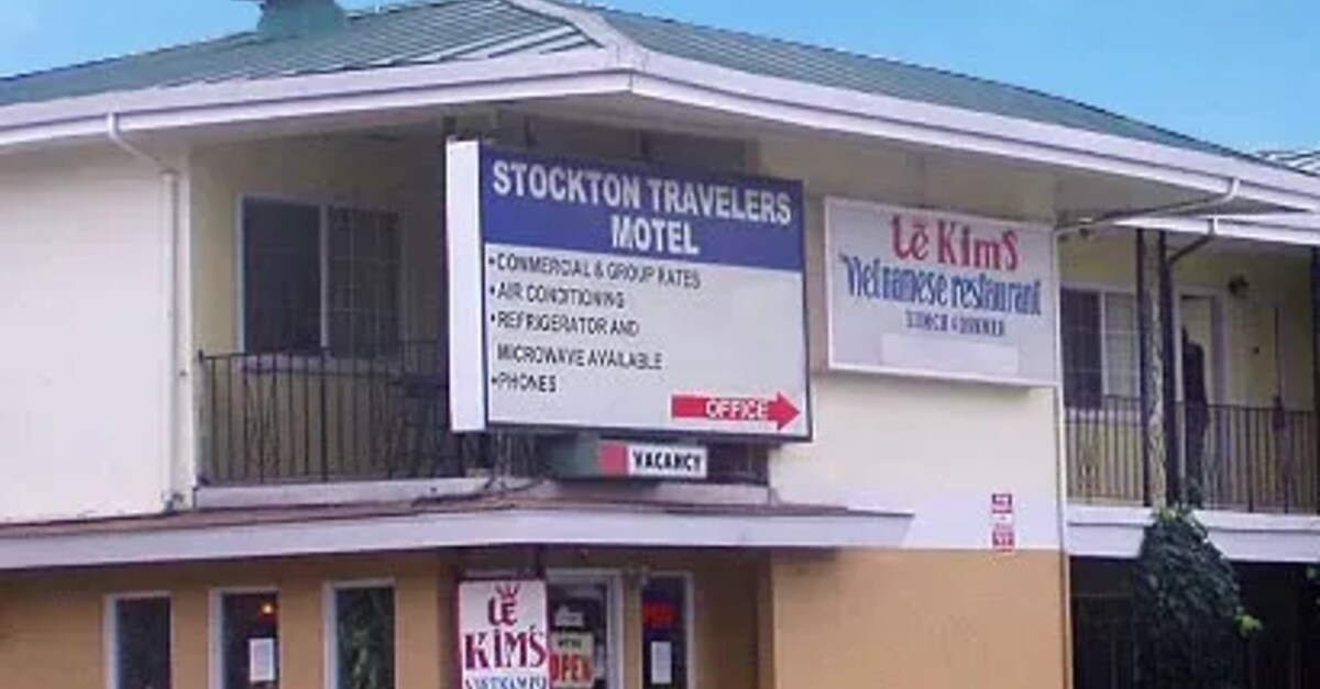 Imagen del histórico Stockton Travelers Motel, arquitectura vintage y encanto retro en California