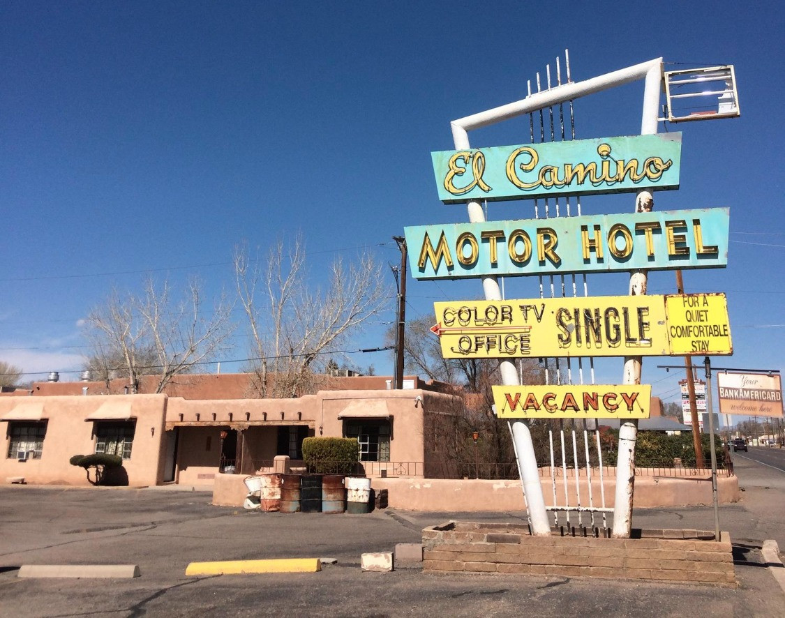 El Camino Motel: Foto panorámica del icónico motel en la Ruta 66 – Viaje por carretera