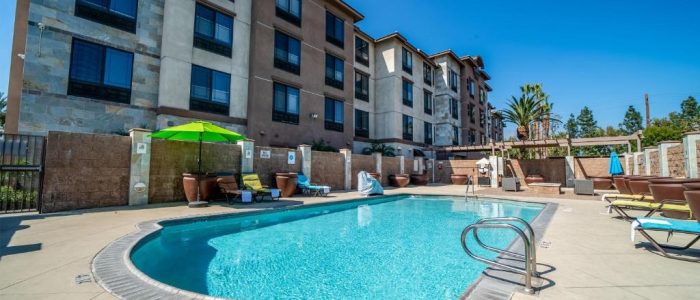 Descubre el Country Inn & Suites by Radisson en Ontario, CA – A pasos de Ontario Mills