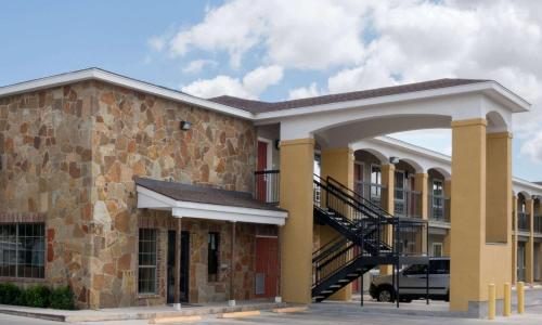 Super 8 Wyndham San Antonio: Hotel cerca de Fort Sam Houston – comodidad y ubicación ideal